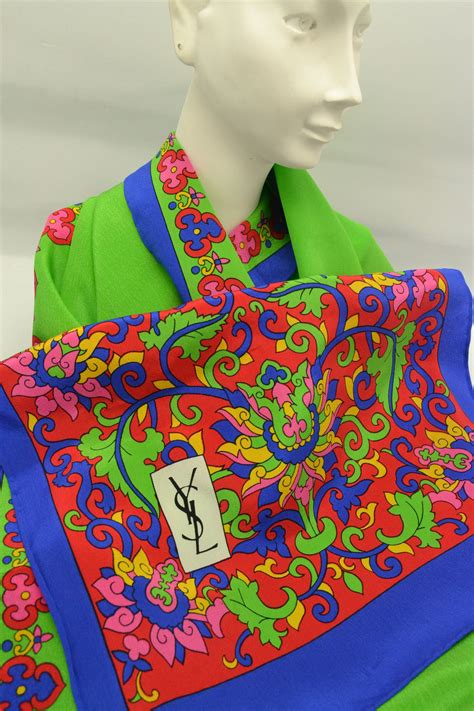 Anneaux de foulards Yves Saint Laurent Scarves for Women.